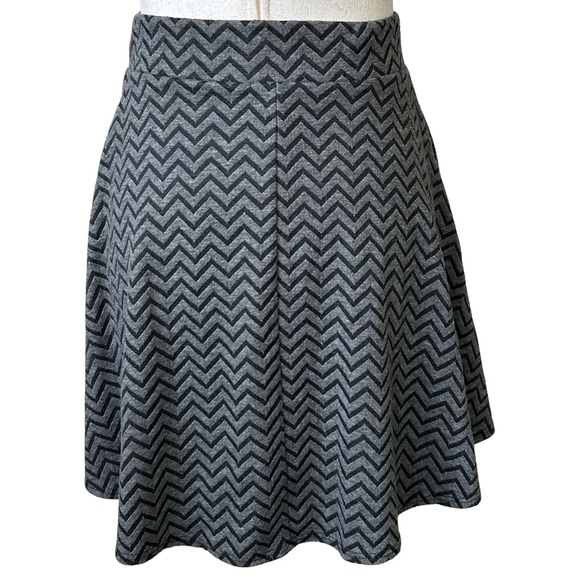 Charlotte Russe Y2K Chevron Zigzag A-Line Mini Skirt - Size M - Black & Gray - Picture 3 of 9